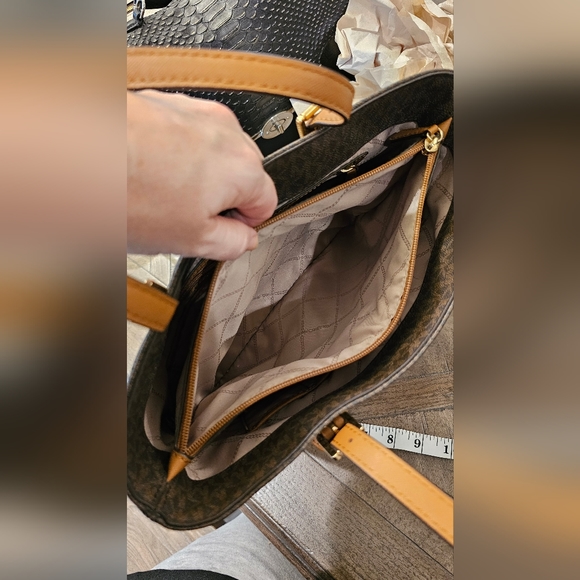 AWESOME MICHAEL KORS JET SET LOGO TOTE WITH POCKET - Picture 6 of 12